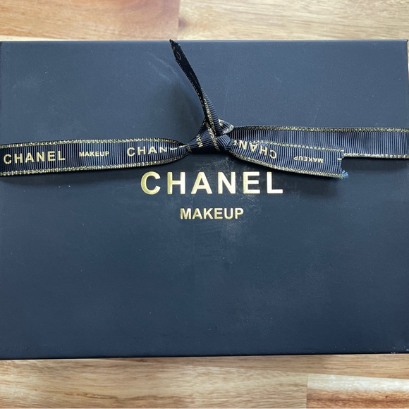 Chanel Black and White Crossbody Bag with Gold Details - Picture 5 of 6